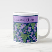濃い青の紫のスミレでパーソナライズ ジャンボコーヒーマグカップ (右)