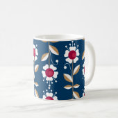 濃い青の背景に白いレトロな花 コーヒーマグカップ (正面右)