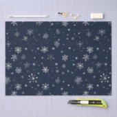 濃い青の背景に白い雪 薄葉紙 (クラフト)