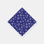 濃い青の背景に銀色の雪が積もっている スタンダードカクテルナプキン (角)