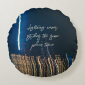 濃い青の背景の街灯 ラウンドクッション (正面)