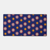 濃い青の背景を持つ花と日柄 デスクマット (正面)