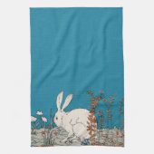 濃い青の花に座る、ふわふわの白いバニー キッチンタオル (縦)