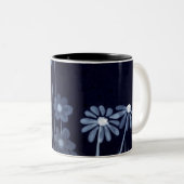 濃い青の花模様 ツートーンマグカップ (正面右)