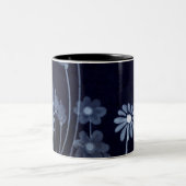 濃い青の花模様 ツートーンマグカップ (中央)