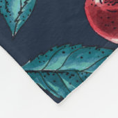 濃い青の赤いさくらんぼ フリースブランケット (角)