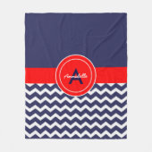 濃い青の赤いシェブロン フリースブランケット (正面)