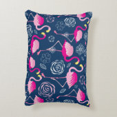 濃い青のbにピンクのフラミンゴを描いたグラフィックパターン アクセントクッション (裏面(縦))