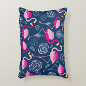 濃い青のbにピンクのフラミンゴを描いたグラフィックパターン アクセントクッション (正面(垂直))