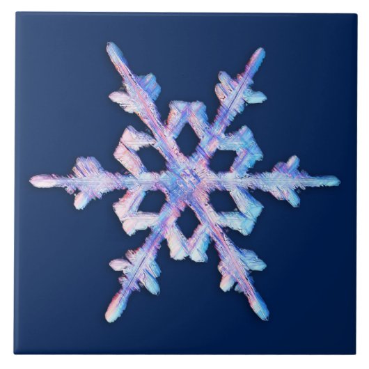 濃い青を背景にした虹色の雪の結晶 タイル (正面)