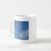 濃い青空の白い雲 コーヒーマグカップ (正面左)