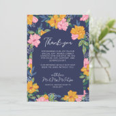 濃い青色の結婚式の写真と鮮やかなピンクと黄色の花 サンキューカード (スタンド正面)