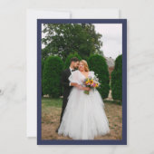 濃い青色の結婚式の写真と鮮やかなピンクと黄色の花 サンキューカード (裏面)