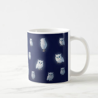 濃い青色の背景にいる小さな白いフクロウ コーヒーマグカップ
