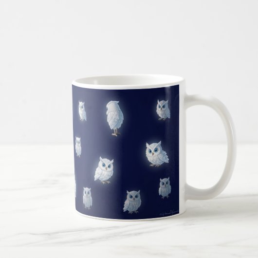 濃い青色の背景にいる小さな白いフクロウ コーヒーマグカップ (右)