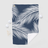 濃い青離れ色の背景に白いヤシの ゴルフタオル (インサイチュ)