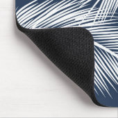 濃い青離れ色の背景に白いヤシの マウスパッド (コーナー)