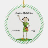 濃い髪のジュニアガールスカウティンググリーンストライプの セラミックオーナメント (裏面)