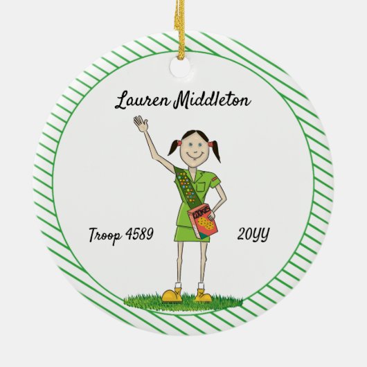 濃い髪のジュニアガールスカウティンググリーンストライプの セラミックオーナメント (裏面)