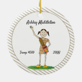 濃い髪のブラウニーガールスカウティングブラウンストライプズ セラミックオーナメント (裏面)