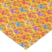 濃い黄色の背景に虎の模様 テーブルクロス (アングル)