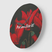 濃い黒の背景に鮮やかな赤のシクラメン ラージ壁時計 (傾斜)