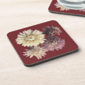 濃かわいらしい赤のセットの上の柔らかいピンクのイチゴ コースター (左側)