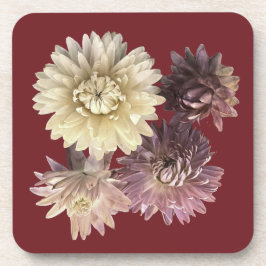 濃かわいらしい赤のセットの上の柔らかいピンクのイチゴ コースター