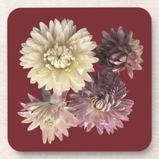 濃かわいらしい赤のセットの上の柔らかいピンクのイチゴ コースター (正面)