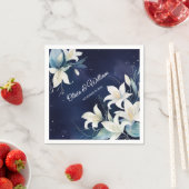 濃厚な海軍の背景に永遠に残る白いユリ スタンダードカクテルナプキン (インサイチュ)