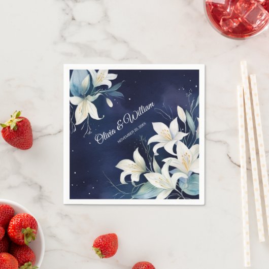 濃厚な海軍の背景に永遠に残る白いユリ スタンダードカクテルナプキン (インサイチュ)