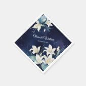 濃厚な海軍の背景に永遠に残る白いユリ スタンダードカクテルナプキン (角)