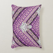濃厚な紫と白のfを特徴とするピンクの生地 アクセントクッション (正面(垂直))