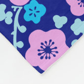 濃厚な青とピンクの花の柄の日本の梅 フリースブランケット (角)