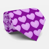 濃紫色の背景のパステル調のラベンダーのハート ネクタイ (ロール)