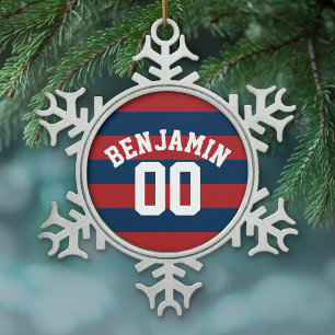 濃紺および赤のラグビーのストライプな一流数 スノーフレークピューターオーナメント