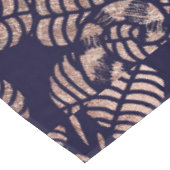 濃紺のエレガントなばら色の金ゴールドの花のスケッチ テーブルクロス (アングル)