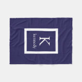 濃紺のカスタムなモノグラムの名前 フリースブランケット (正面(横))