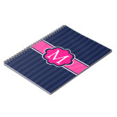 濃紺のストライプのショッキングピンクのカスタムのモノグラム ノートブック (左側)