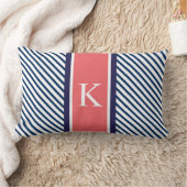 濃紺のストライプ及び珊瑚のモノグラム ランバークッション (ブランケット)