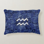 濃紺のデジタル迷彩柄のアクエリアスの(占星術の)十二宮図の記号 アクセントクッション (正面)