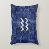 濃紺のデジタル迷彩柄のアクエリアスの(占星術の)十二宮図の記号 アクセントクッション (正面(垂直))