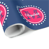 濃紺の明るい夏のピンクの水玉模様のモノグラム ラッピングペーパー (ロールコーナー)