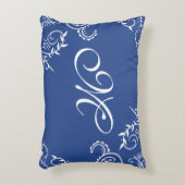 濃紺の白い花のモノグラムの装飾用クッション アクセントクッション (正面(垂直))