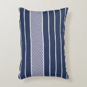 濃紺の白のストライプのシェブロンモダンなパターン アクセントクッション (正面(垂直))