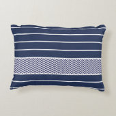 濃紺の白のストライプのシェブロンモダンなパターン アクセントクッション (裏面)