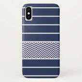 濃紺の白のストライプのシェブロンモダンなパターン Case-Mate iPhoneケース (裏面)