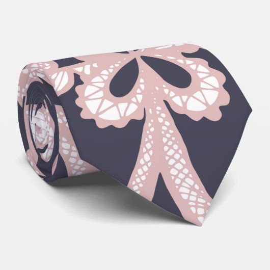 濃紺の赤面のピンクの白い花のレース ネクタイ (ロール)
