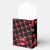 濡れたピンクの唇を「キスミー」文字で浸す フェイバーボックス (オープン)