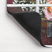 濡れた窓の中のバイオリンのバラ マウスパッド (コーナー)